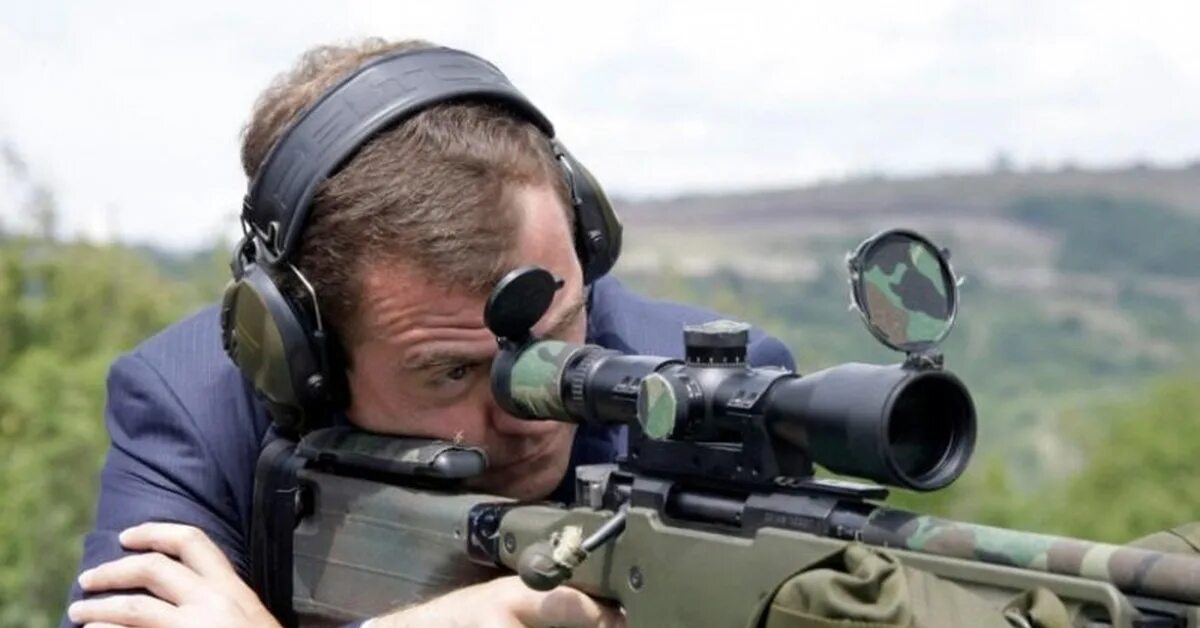 Снайпер целится в прицел винтовки.