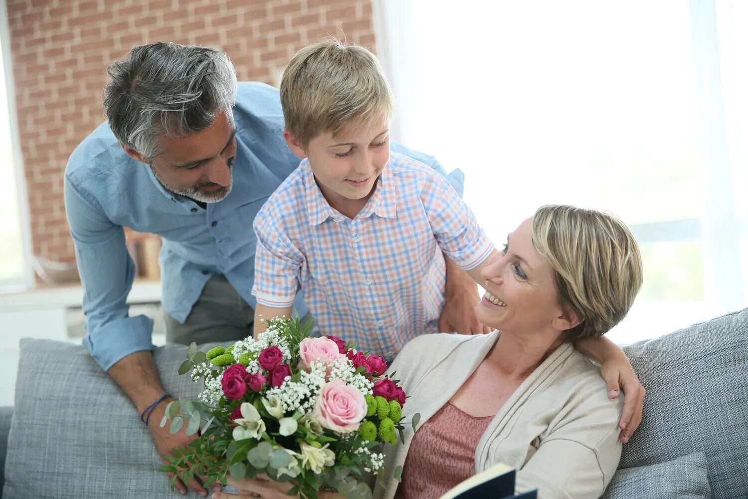 Сын дарит маме цветы. Мальчик дарит цветы маме. Папа дарит маме цветы. Ребенок дарит цветы маме.