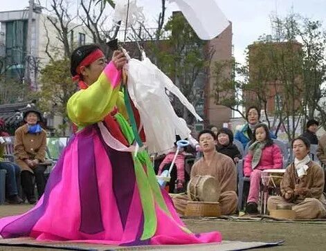 Песни шамана в корее. Южная корея религия шаманизм. Мудан корея. Корея шаманские танцы. Шаманы южной кореи.