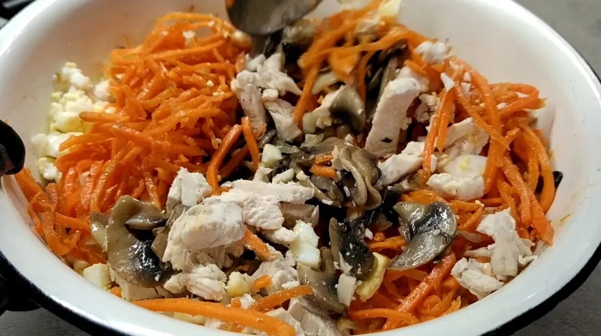 Салат с шампиньонами и корейской морковкой. Салат с корейской морковью и курицей и грибами. Салат с корейской морковкой и грибами. Салат с морковкой по-корейски и курицей.