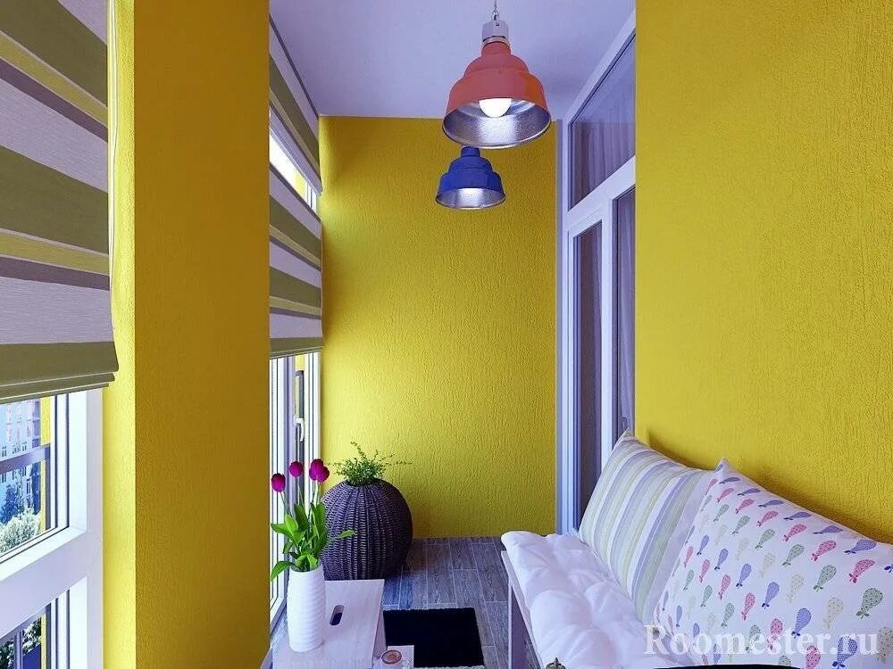 Интерьер лоджии. Фиолетовый и желтый в интерьере. Балкон в желтом цвете. Яркий интерьер балкона.