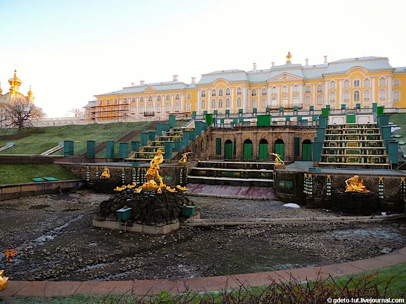 Петергоф в октябре стоит ли ехать. Петергоф в ноябре. петергоф в ноябре 2025. петергоф в ноябре фото. петергоф ранней весной.