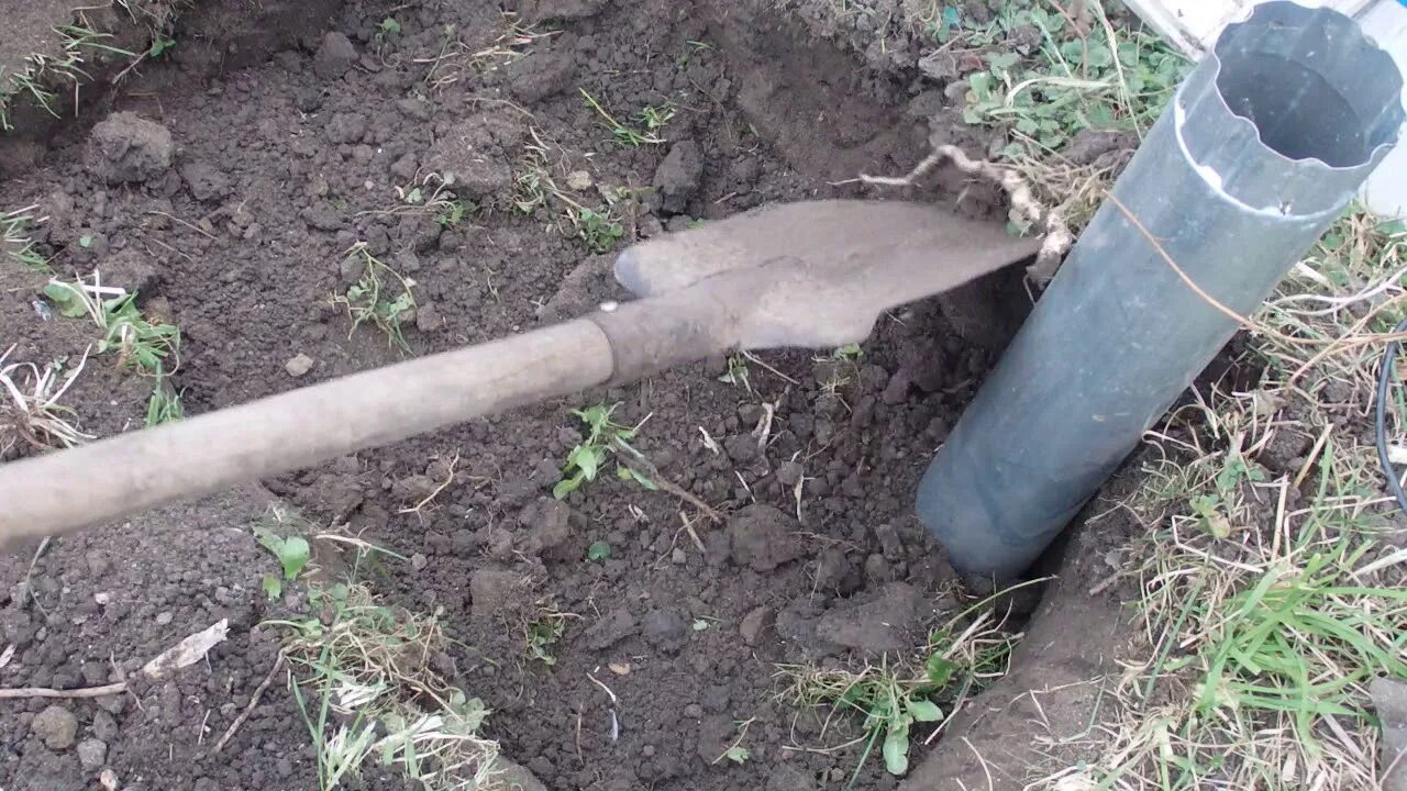 Как подготовить яму для винограда. Поливная труба для винограда. яма для винограда с трубой для полива. дренажная труба для винограда. труба для посадки саженцев.