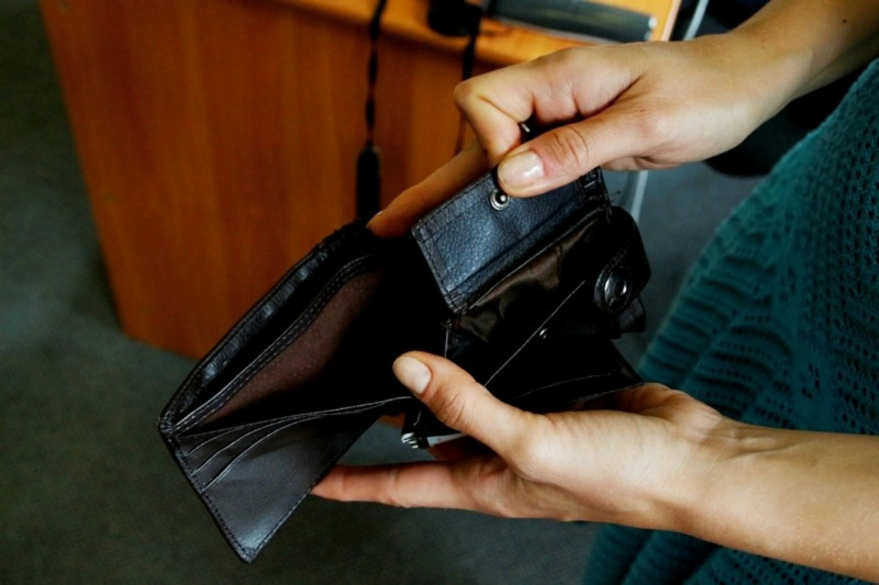 кошелек на столе. ворует деньги из кошелька. кошелек в машине. забытые кошельки. портфель лежит на скамейке.