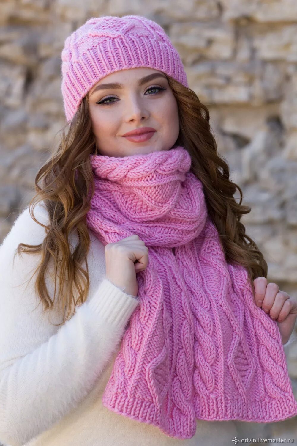Шапка шарф. Вязание женских шапок. Вязаные шарфы. Шапка коса.
