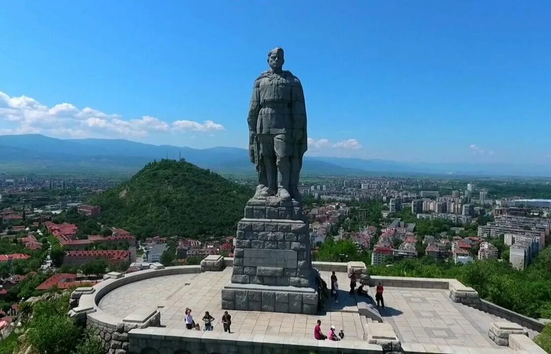 Алеша стоит в городе. Пловдив болгария памятник алеше. памятник советскому солдату в болгарии алеша. памятник в болгарии русскому солдату алеше. памятник солдату алеше в болгарии.