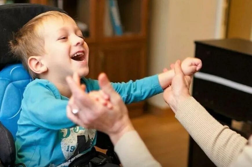 воспитывает ребенка инвалида. дети ограниченным возможностью. дети инвалиды. родители детей инвалидов. семьи воспитывающие детей инвалидов.