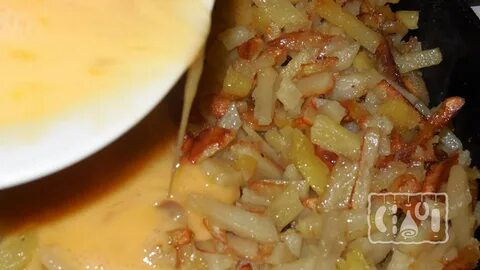 Картошка с яйцами на сковороде