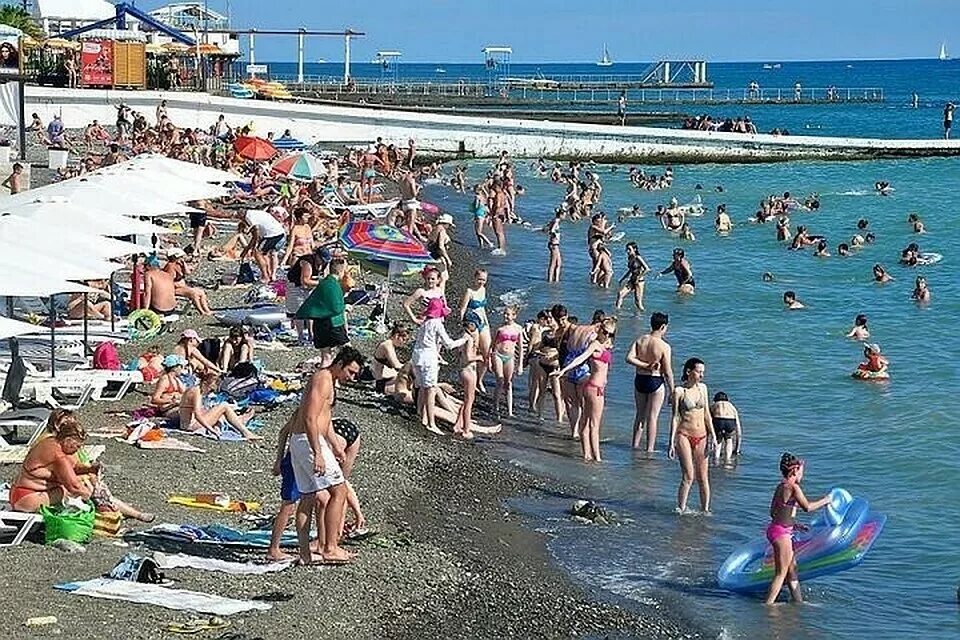 пляж сириус адлер. сочи море. море в адлере сейчас. море в сочи в июле. сочи город курорт.