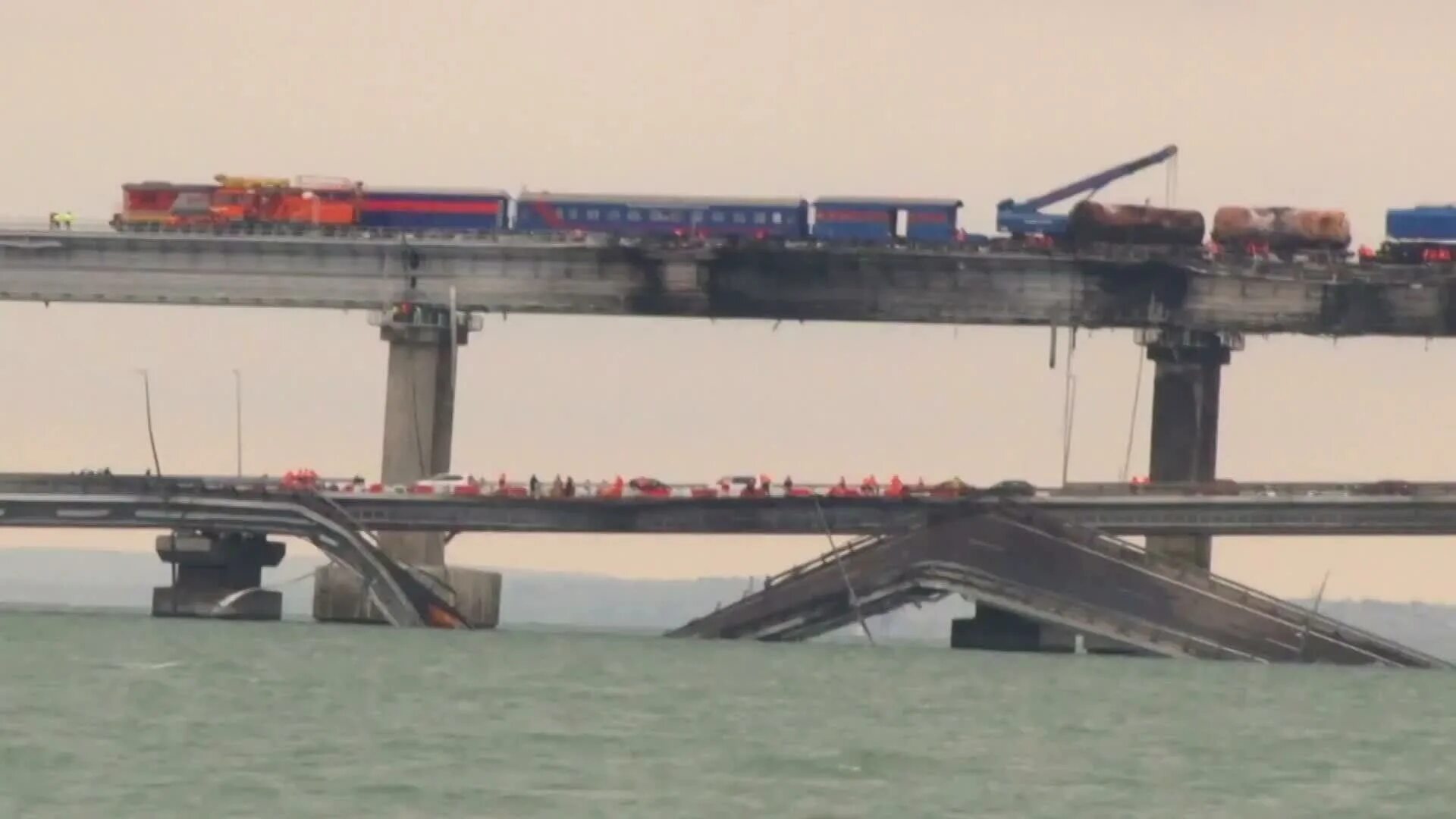 08. Крымский мост через керченский пролив. Женщина на мосту. Крымский мост 2022. Крымский мост взорвали 2022.