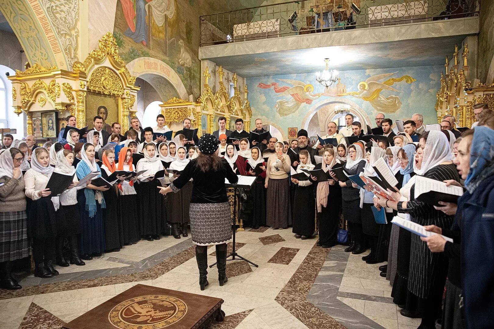 Клирос хор православные. Пашкова вика церковный хор. Храм христа спасителя хор певчие. Регент певчие. Церковные певчие.