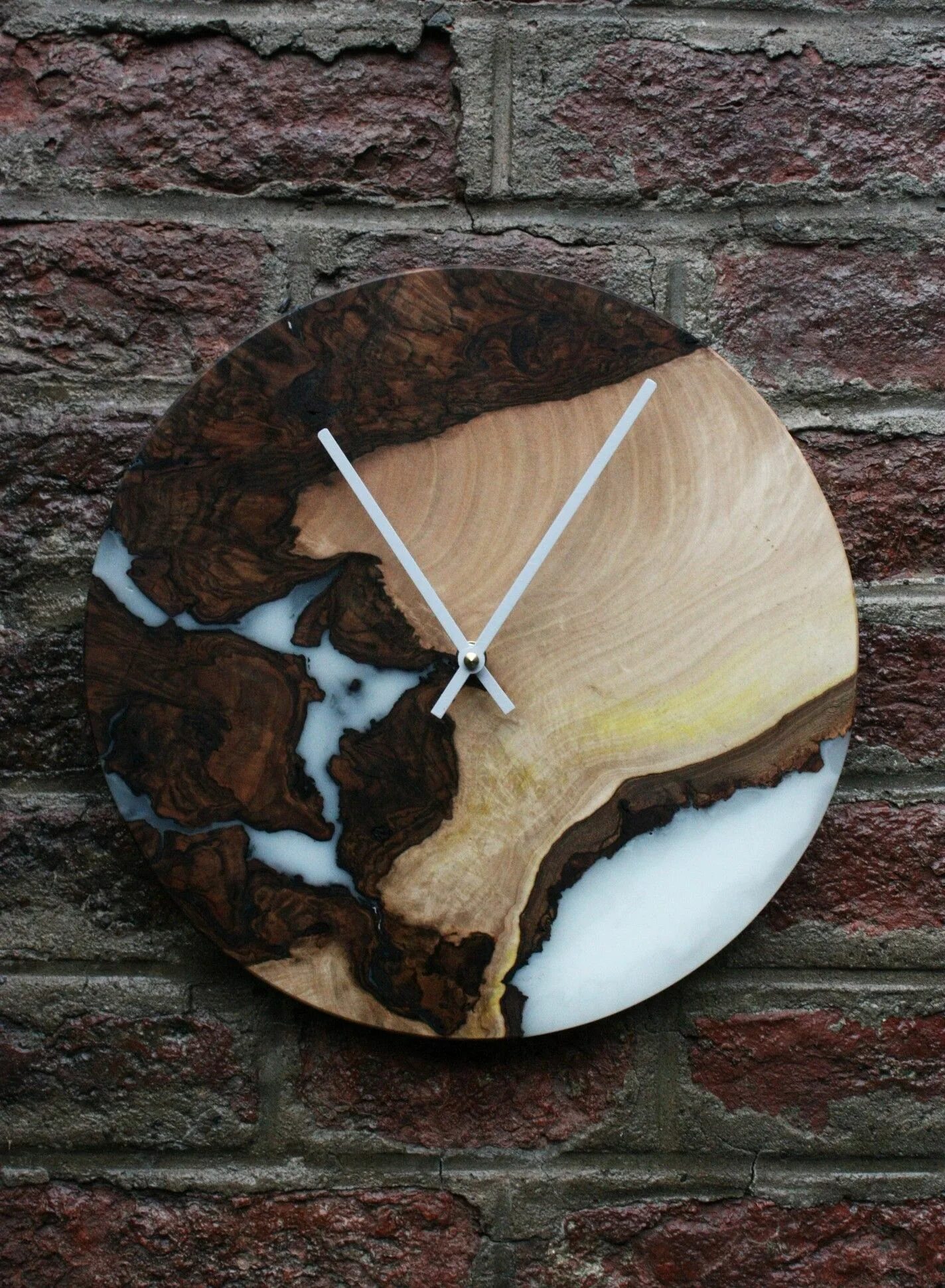 Часы из слэба с эпоксидной смолой. Часы из эпоксидной смолы и дерева. Часы из дерева и эпоксидной смолы настенные. Часы настенные дерево и эпоксидная смола. Часы настенные дерево и эпоксидная смола.