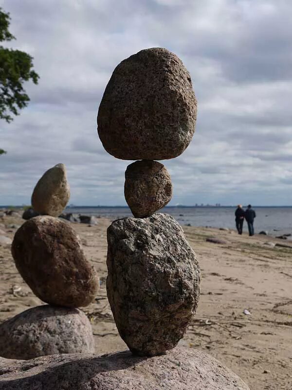 Знаменитые камни. Девушка на камне. Тоска камень. Человек камень. Тоска камень.