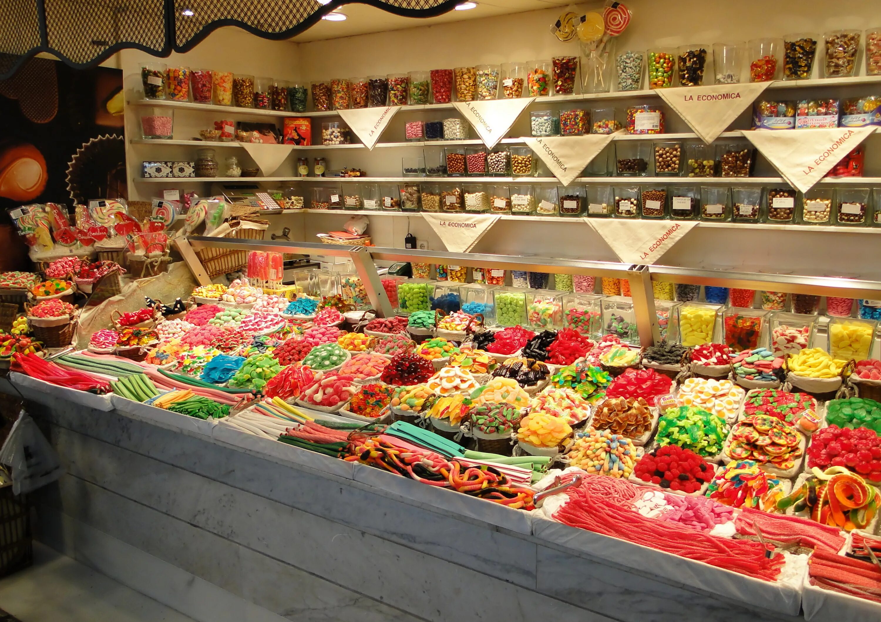 Рынок Бокерия в Барселоне. Рынок Бокерия Испания сладости. Рынок сладостей. Вкусняшки из Испании.