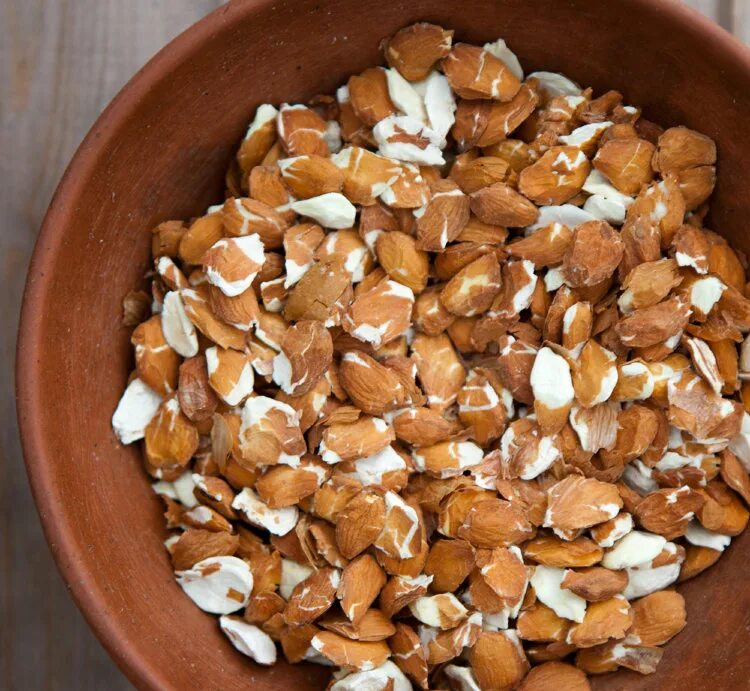 Дробилка абрикосовой косточки. Жмых абрикосовой косточки. Миндальный жмых. Молотые абрикосовые косточки. Миндальные отруби.