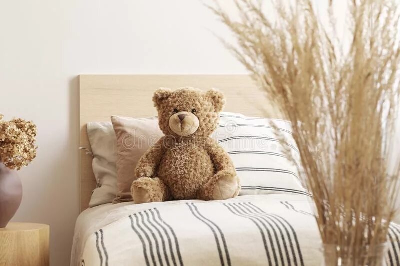 Медвежонок в кровати. Teddy on bed clipart. Плюшевые мишки обнимаются. The teddy bears are on the bed. Мишка спящий бежевый.