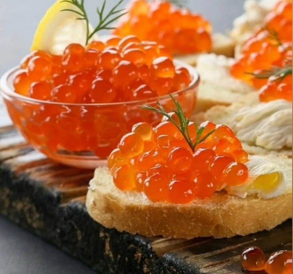 красная икра. ложка для икры. икра красная деликатесы. икра ашан. красные искры.