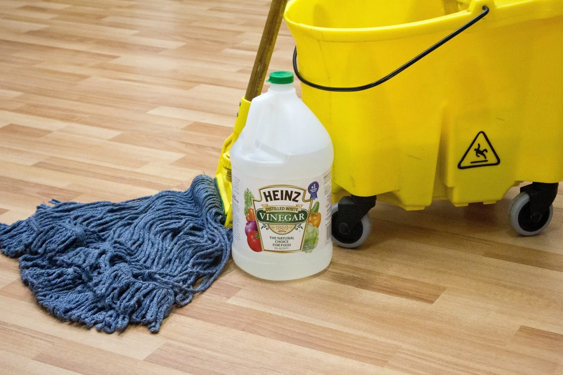 Можно ли мыть пол в дорогу. Laminate cleaning. мытье пола фото. floor cleaning. моет ламинат.