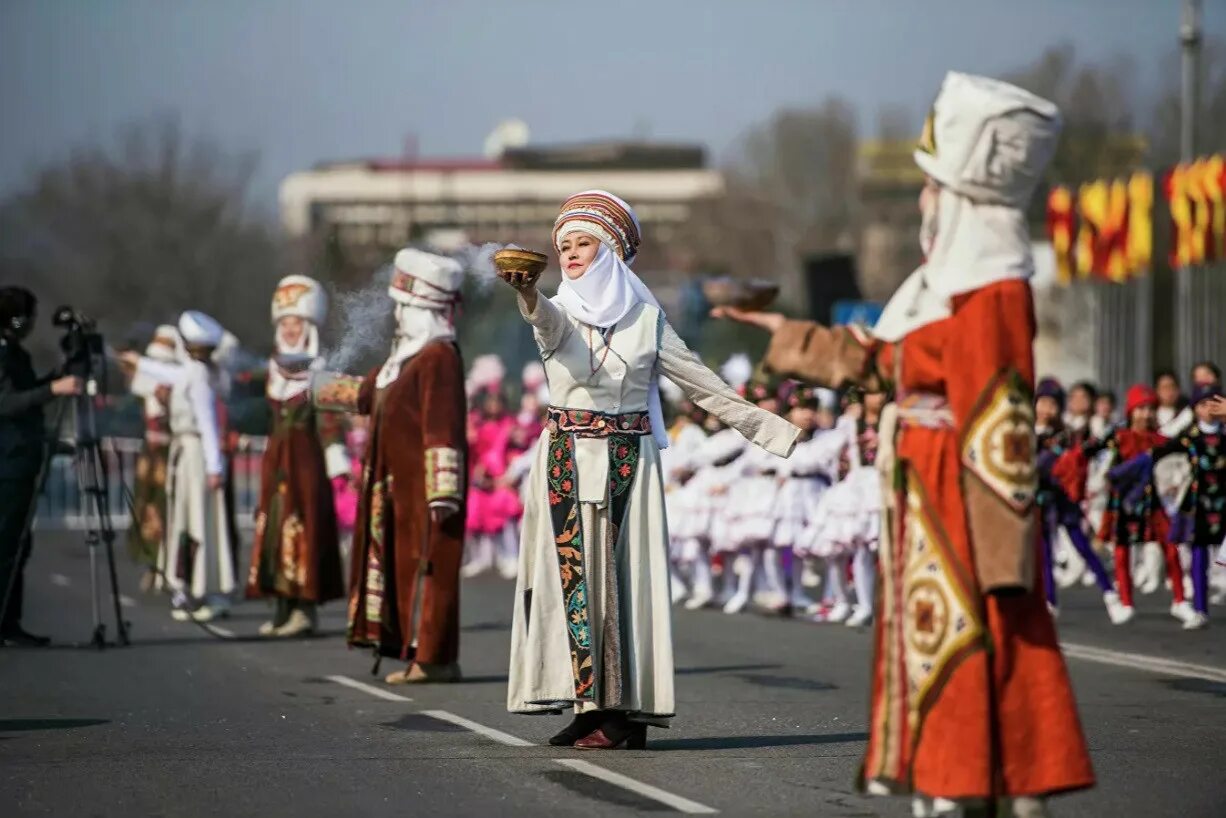 Праздники киргизов. Нооруз Киргизия. Киргизский праздник Нооруз. Традиции Кыргызстана Нооруз. Кыргызы празднуют Нооруз.