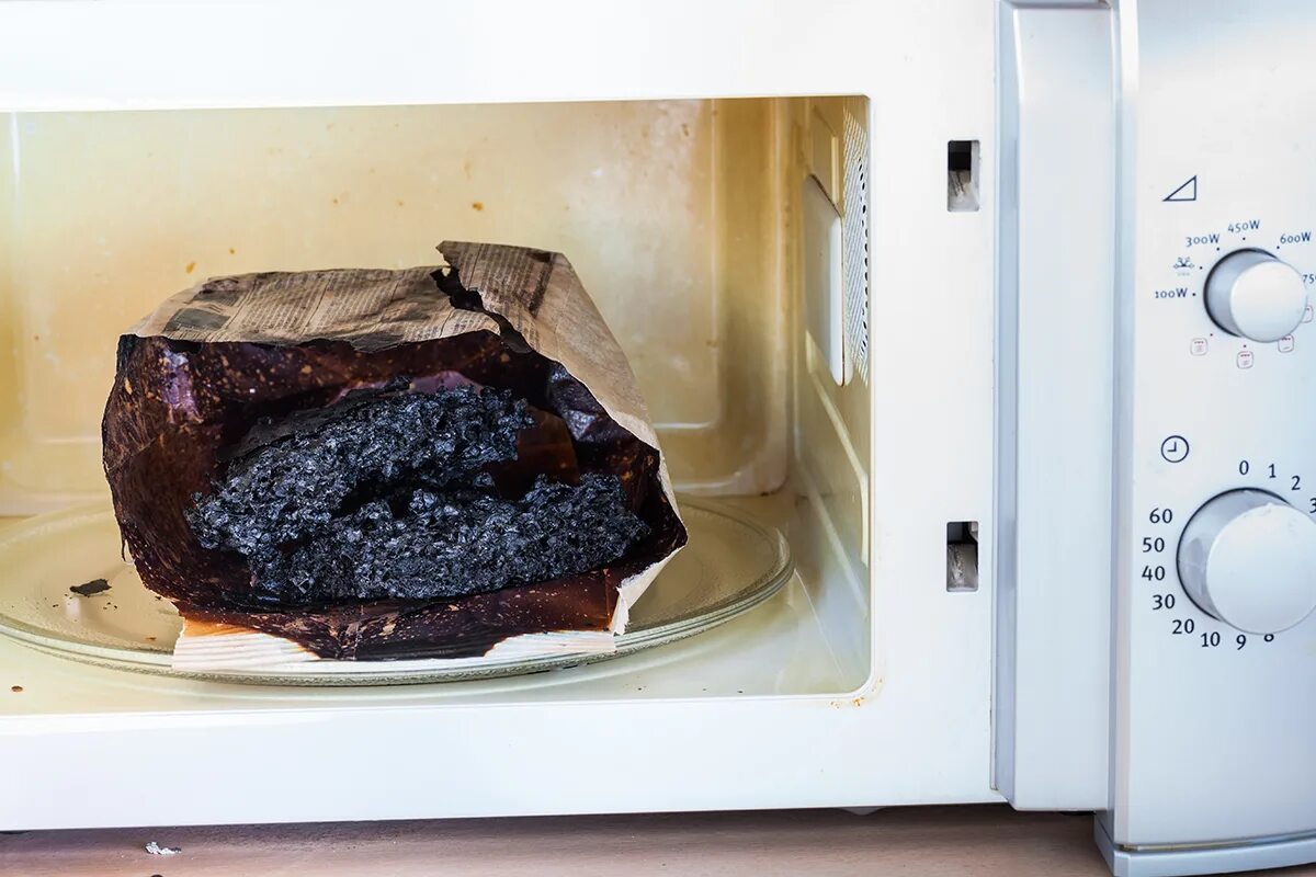 Как избавиться от запаха сгоревшей еды. Микроволновая печь сгорела. Микроволновка взорвалась. Расплавленная микроволновка.