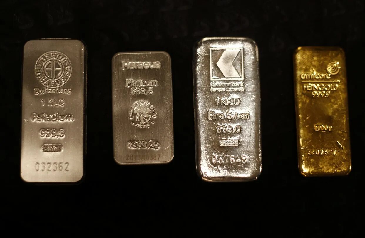 Слитки серебро золото платинум. Драгоценные металлы золото серебро платина палладий. Слитки золота серебра платины и палладия. Золотые платина и серебро слитки.