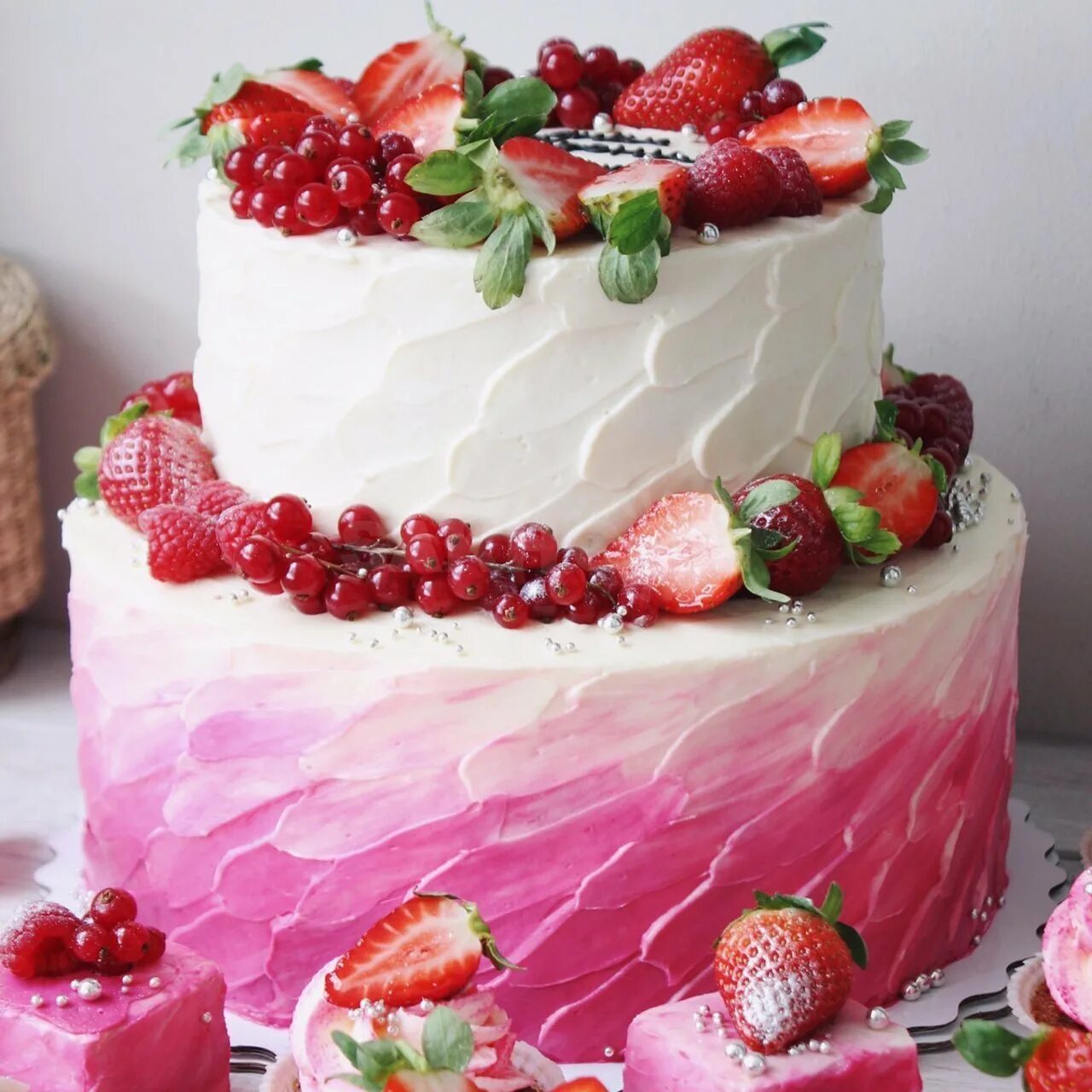 Бесплатное фото тортов. Красивые торты. Шикарный торт. Красивые торты на день рождения. Двухъярусный торт.