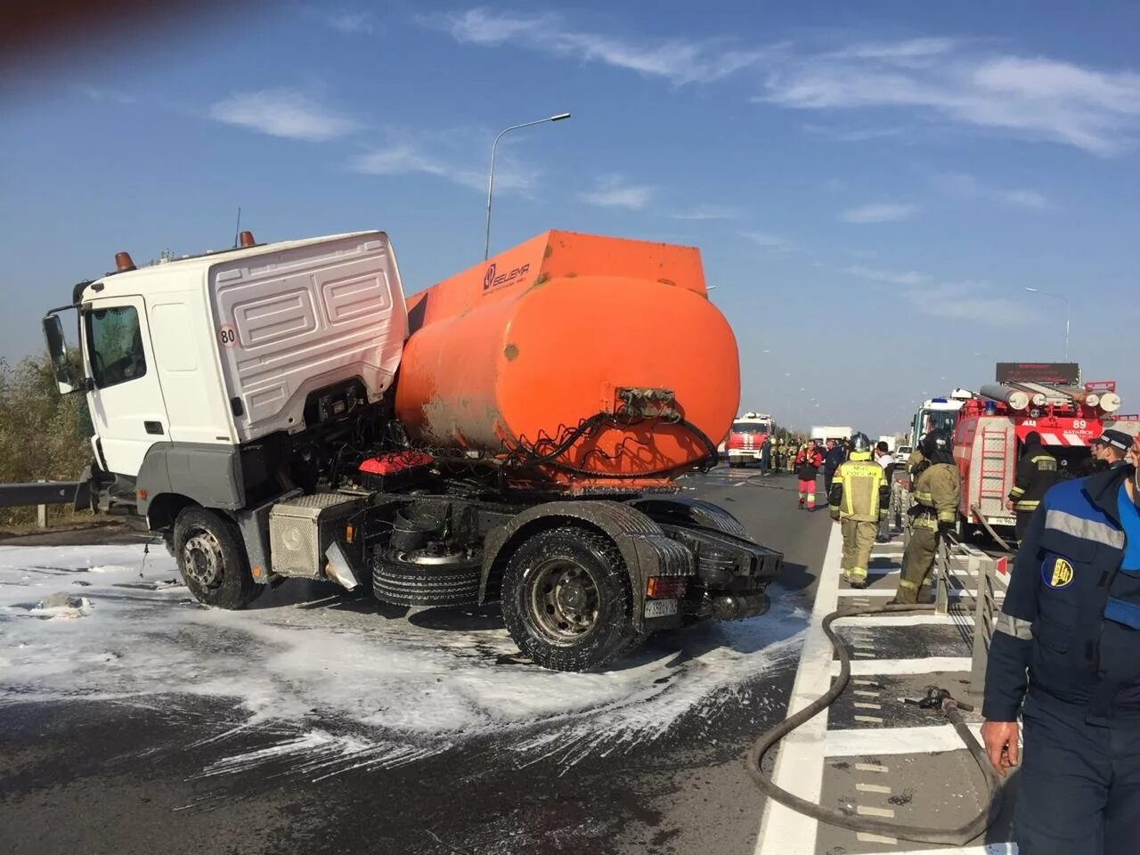 Водовоз врезался. ДТП В Ростовской области бензовоз врезался. Бензовоз.