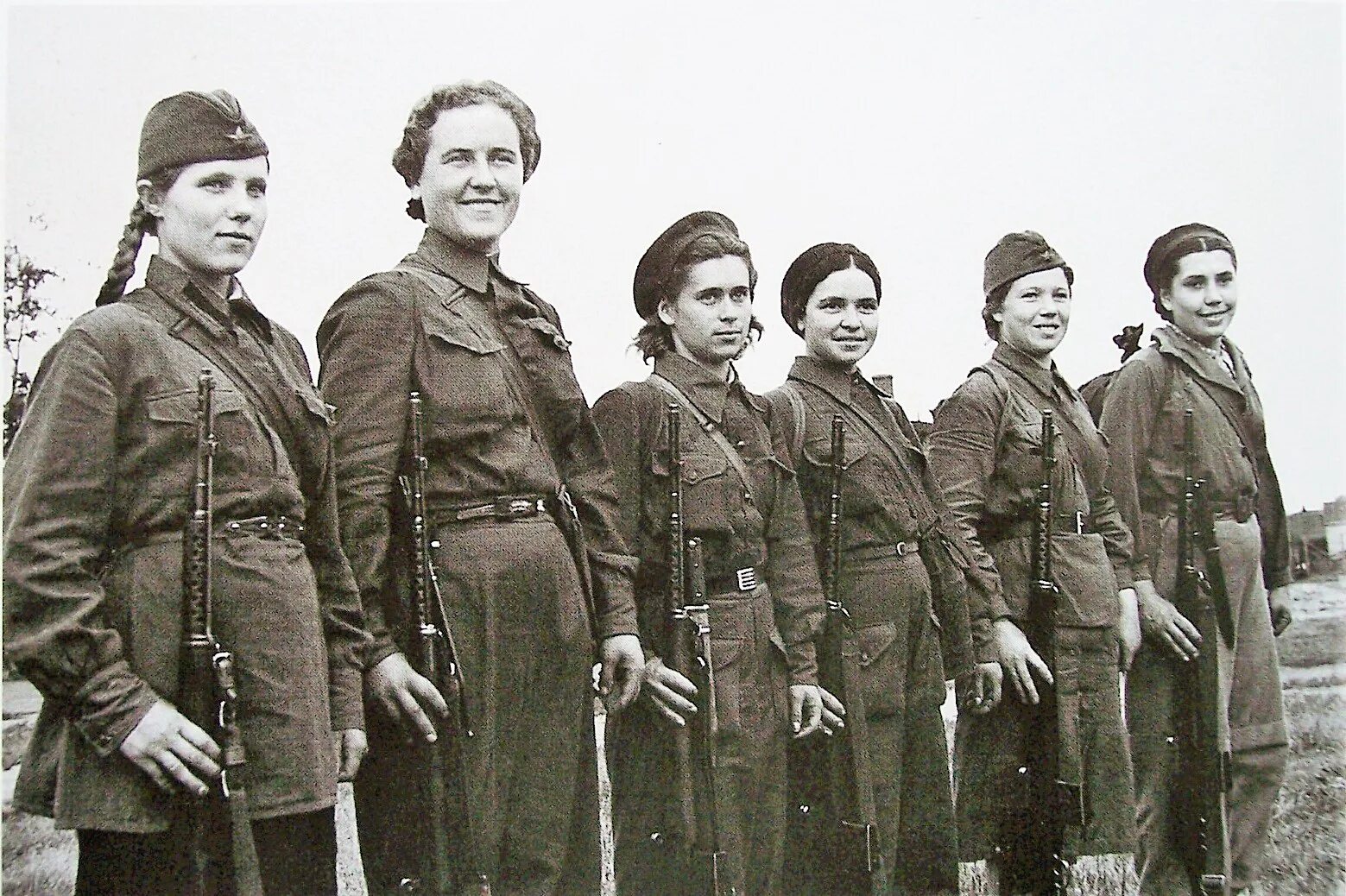 Группой шли женщины. Женщины-солдаты 1941. Женщины-РККА ВОВ 1941-1945. Зенитчицы 1941. Зенитчицы в годы войны 1941-1945.