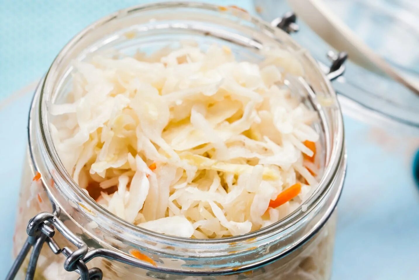 Квашеная капуста стояла в тепле. Капуста квашеная на зиму хрустящая. квашеная капуста в банке. капуста квашеная с хреном. квашеная капуста фото.