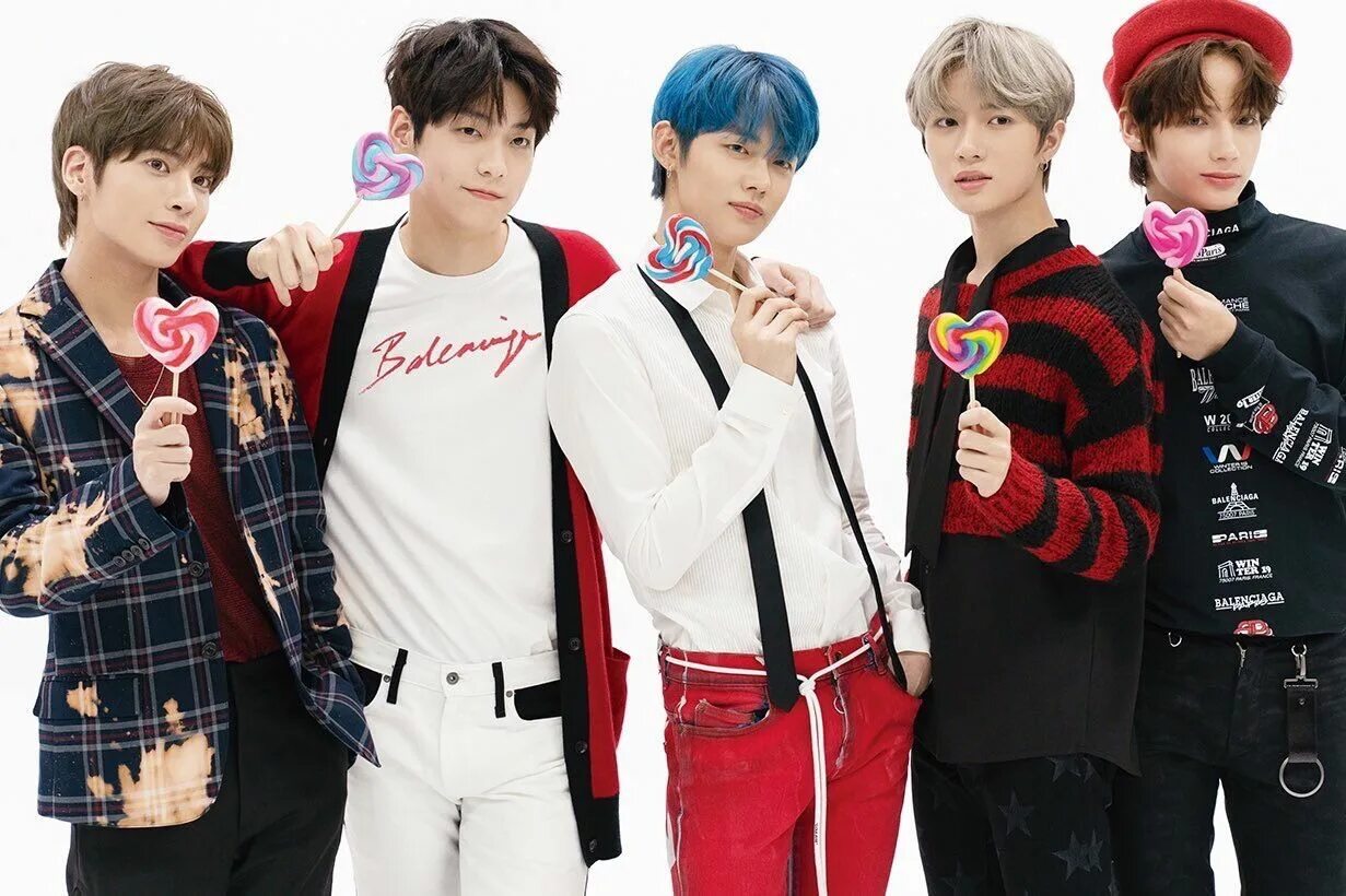 Как правильно кей поп. Тхт группа. тхт группа участники. txt kpop. кей поп группа тхт.
