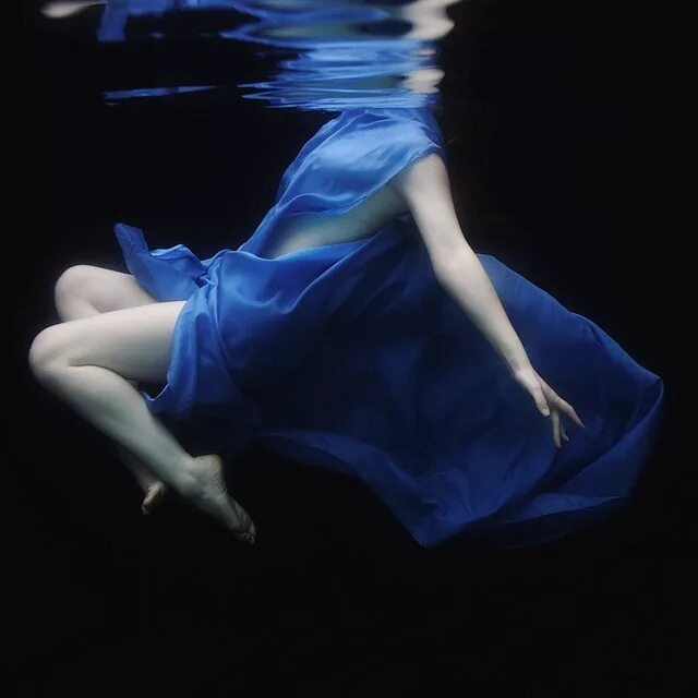 Синий печаль. Девушка в синем платье Эстетика. Голубое платье Эстетика. Девушка в голубом платье Эстетика. Девушка под водой в синем платье.