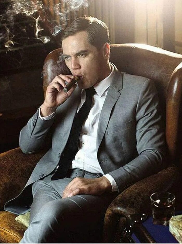Бывший муж босс. Мужчина в кресле с сигарой. Мужчина в костюме с сигарой. Мужская фотосессия в кабинете. Мужчина в кресле в костюме.