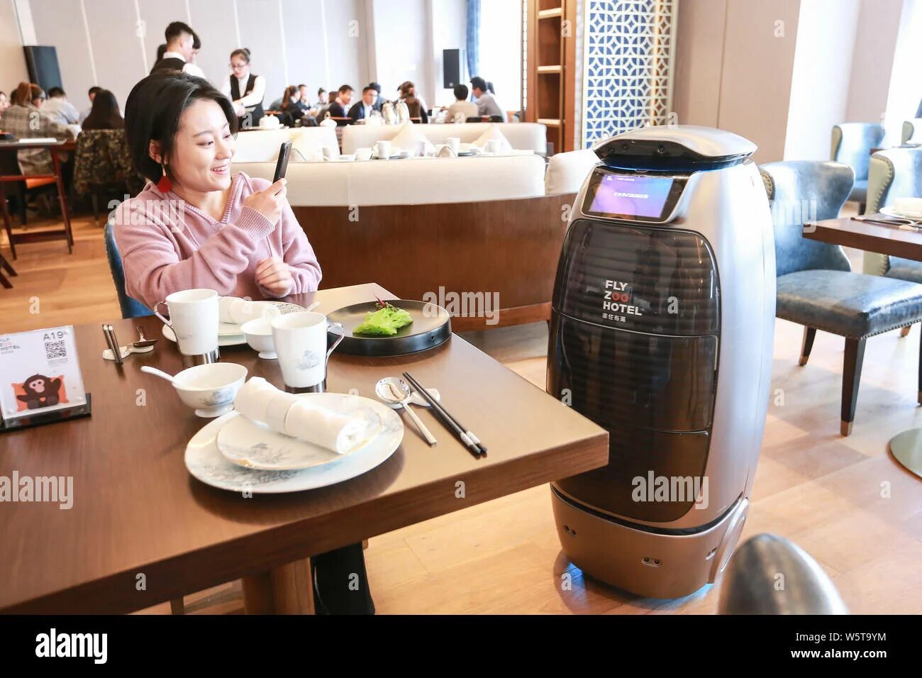 Робот в the henn na hotel. Отель henn-na hotel japan. Хэнна хотэру, токио. Инновации в гостиничном бизнесе. Технологии в гостинице.