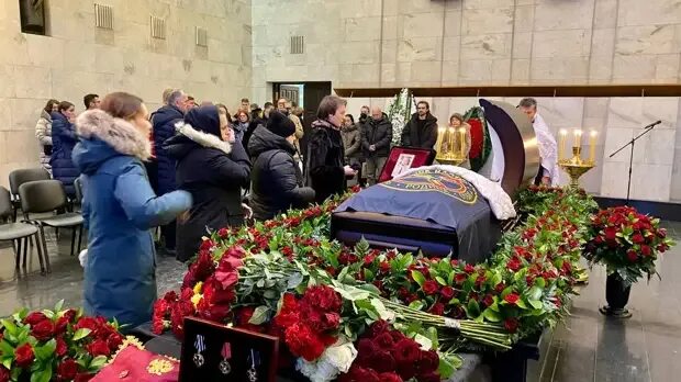 Прощание с романом медяновым фото В Богоявленском соборе Томска началось прощание с погибшими в ДТП сотрудниками п