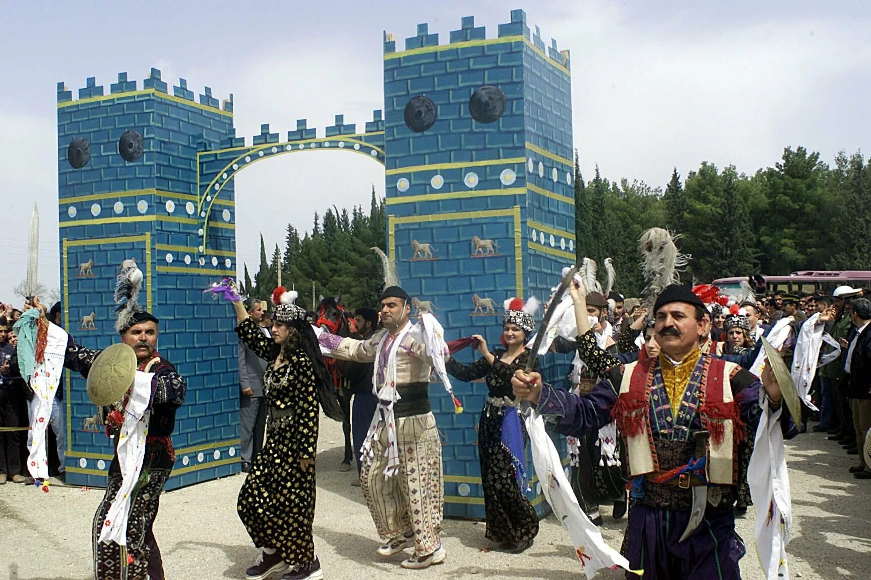 Ассирийский новый год 2024. Ассирийский танец Шейхане. Ассирийский национальный костюм. Ассирийские праздники. Традиционный костюм ассирийцев.