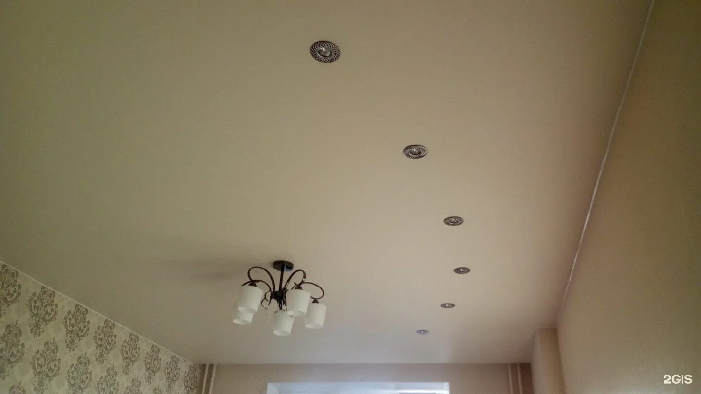 расположение лампочек на натяжном потолке. лампочки точечные для потолков. на потолке 5 точек. расстановка светильников на натяжном потолке. квадратные светильники в натяжной потолок.