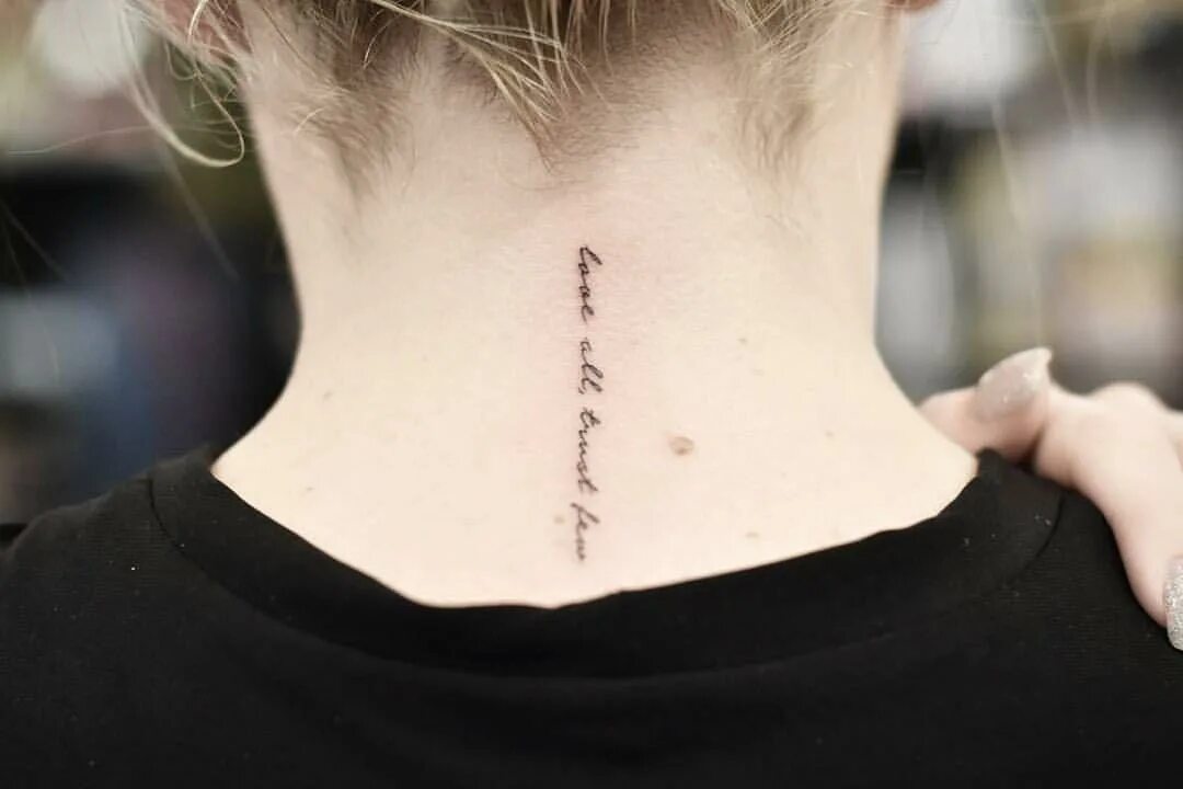 Тату на шее сзади у девушек. Тату надпись на шее для девушек. Татушки на шею для девушек. Тату на шее для девушек. Тату на шее для девушек.