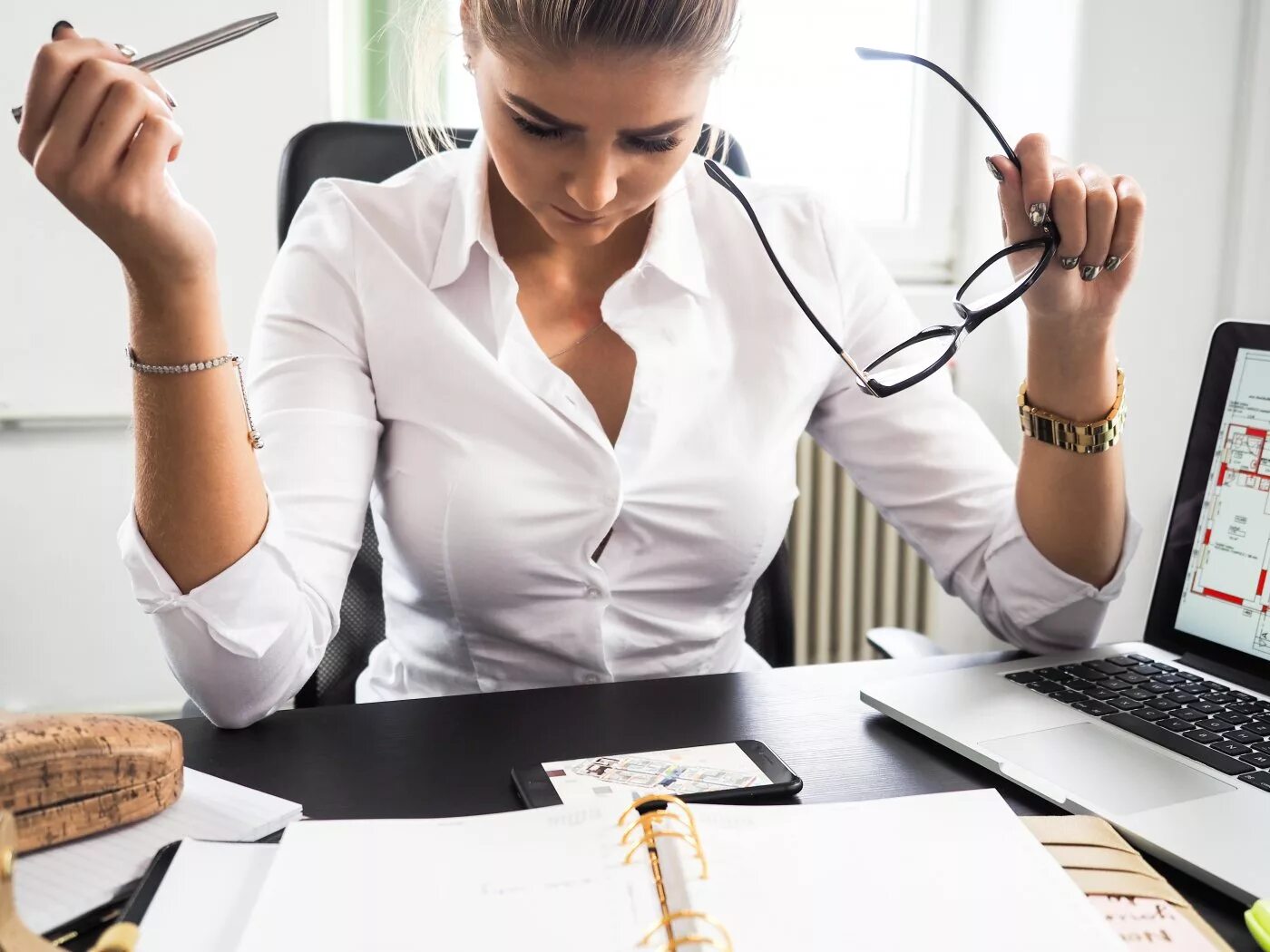 Девушка работает в офисе. Офис менеджер. женщина в офисе. красивая девушка в офисе. фотосессия девушки в офисе.