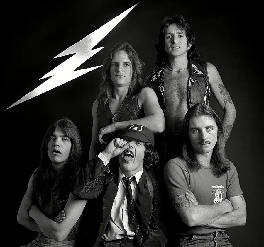 Что такое ac dc. AC/DC группа 1976. Рок группа АС ДС. Группа AC/DC молодые.