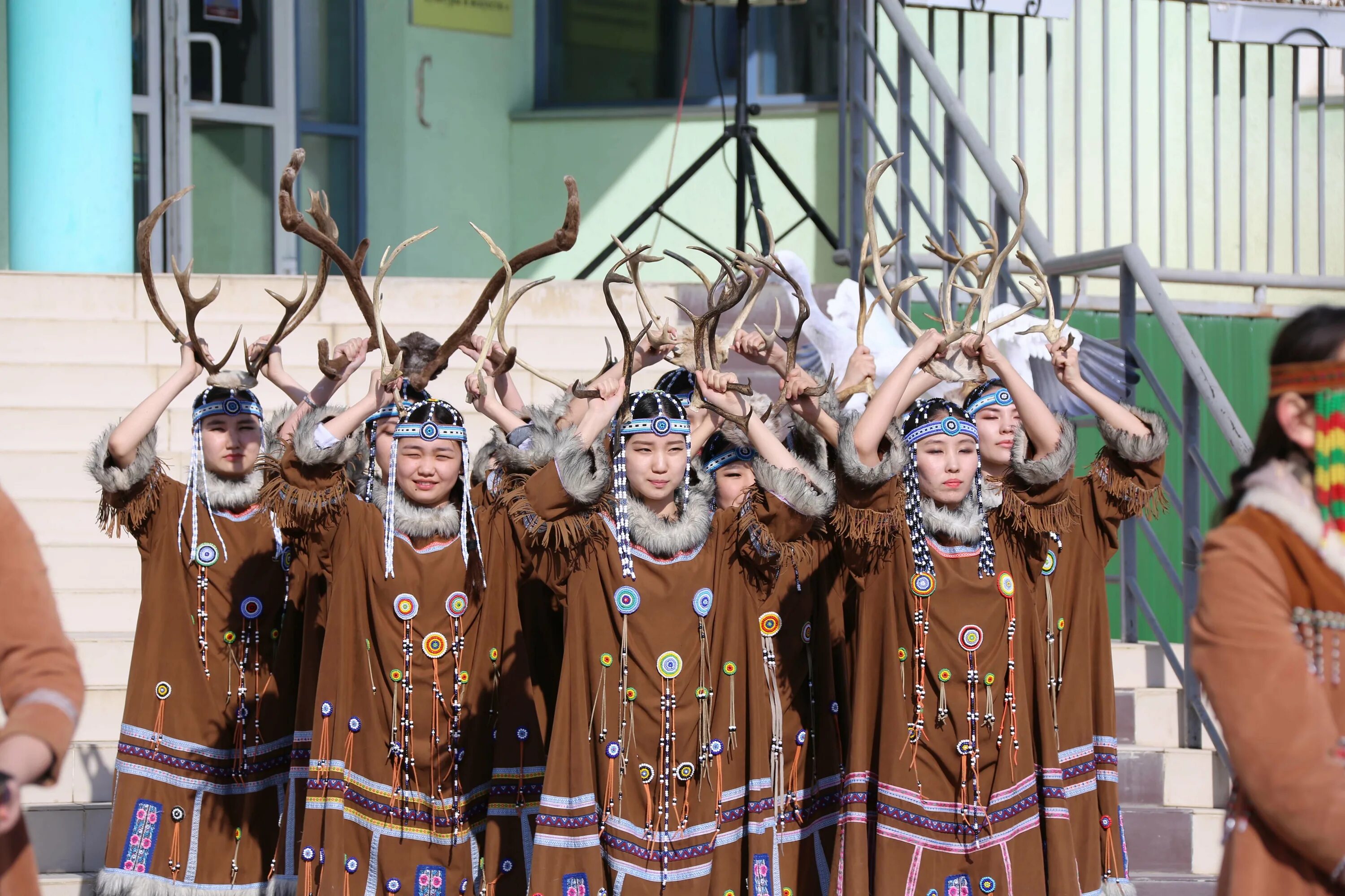 Эвенки коренные народы. Эвены и эвенки. Ансамбль эвенков Оленек. Народы севера эвены. Икэнипкэ эвенки.