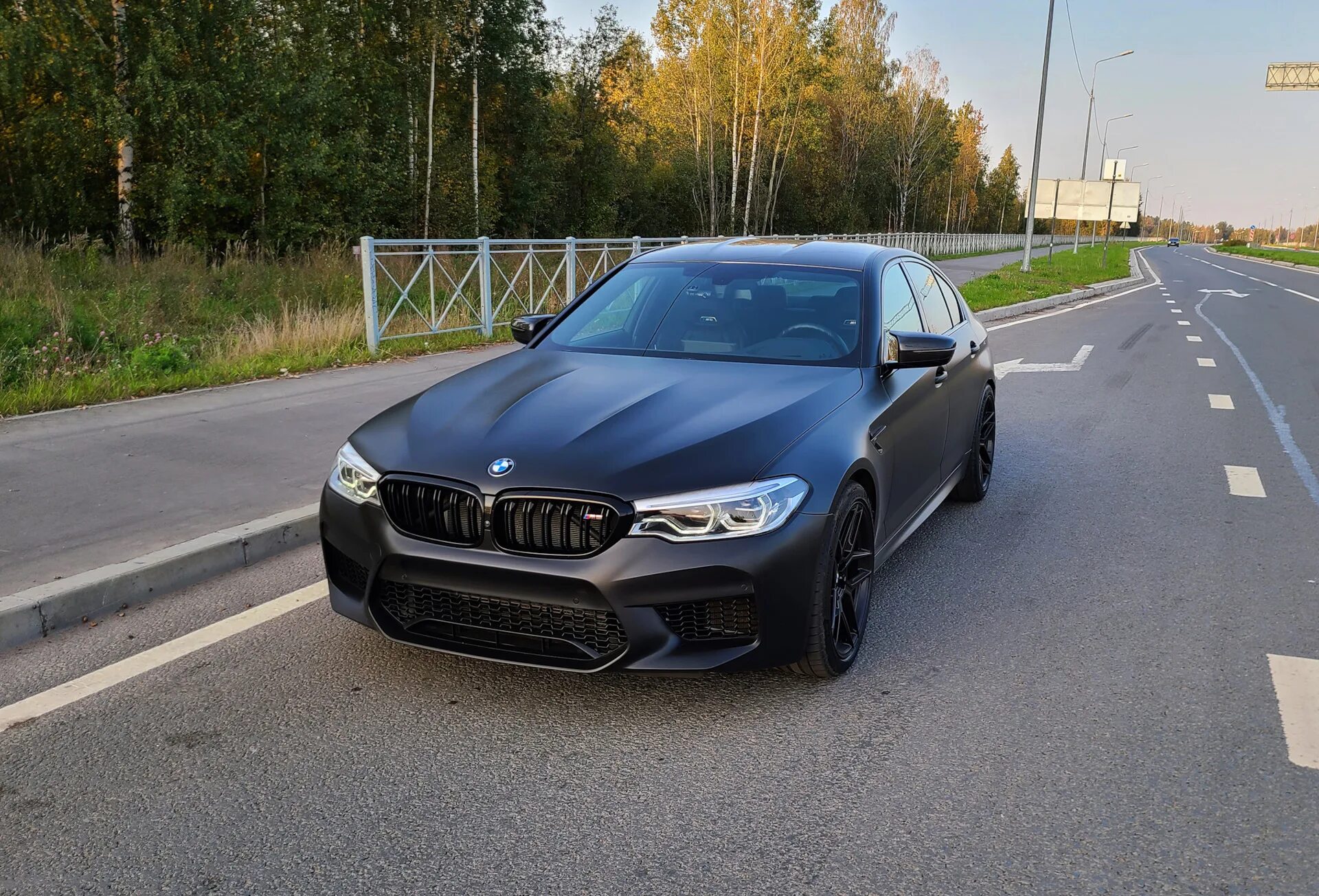 Фото м5 венгалби. БМВ м5 ф90. BMW m5 f90 2016. BMW m5 f90 серая матовая. БМВ м5 ф90 черная матовая.