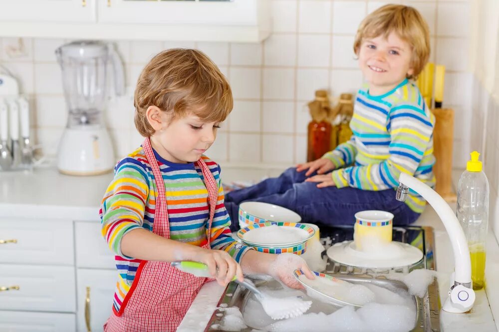 The children have washed. Дети моют посуду для дошкольников. Мальчик вытирает посуду. Ребенок моет посуду. Дети помогают на кухне.