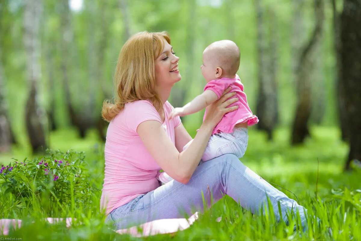 девочка подходит к маме. маленькие девочки с мамой. счастливая мама с дочкой. девочка подходит к маме. улыбка мамы.