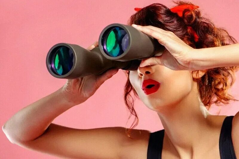 Наблюдение в бинокль. Человек который за всеми следит. Глядит в бинокль. Следить ж. Баба с биноклем.