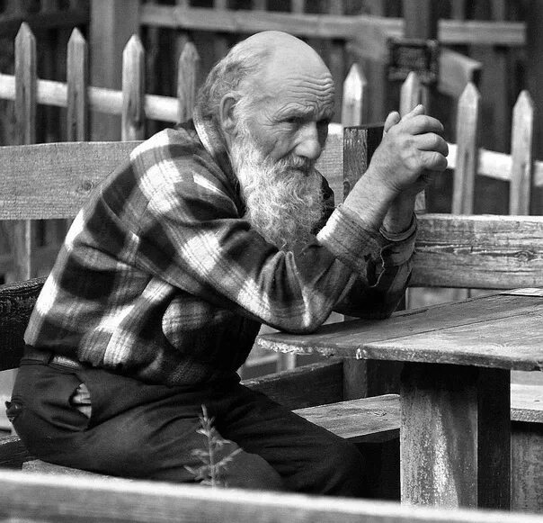 Дедушка с внуком идут. Джонни ноксвилл в роли деда. Трагедия старости не в том. Увидев дедушку люди. 5 фильм 2014.