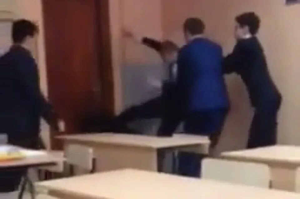 Одноклассницу по очереди. Школьники избивают одноклассницу. школьник с одноклассницей. одноклассница дала однокласснику.