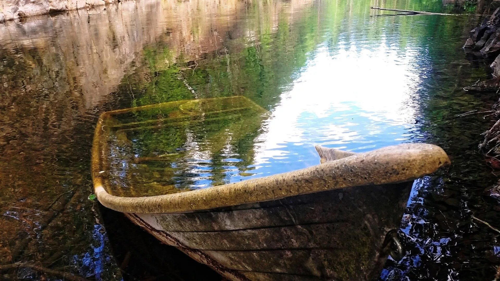 И тихая прозрачная вода. Лодка на пруду. Лодка на воде. Прозрачная река. Лодка на озере.