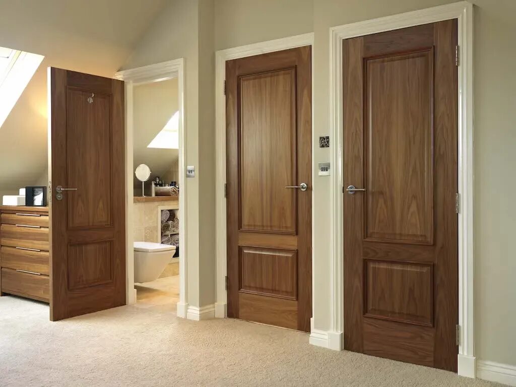 Деревянная дверь Волховец. Двери в интерьере квартиры. Деревянные двери межкомнатные. Межкомнатные двери в интерьере.