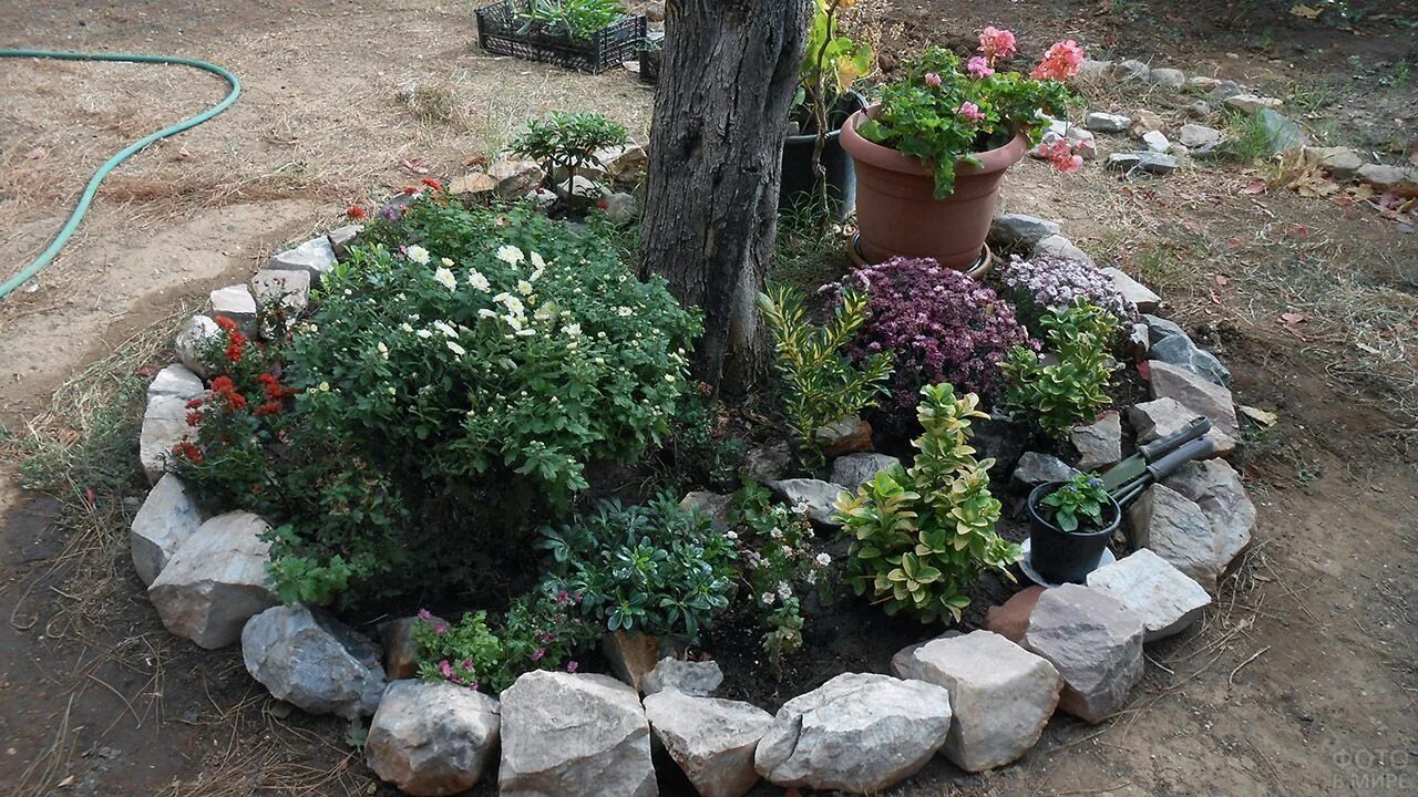 Decorative stone fences for flower beds Красивые каменные клумбы своими руками -