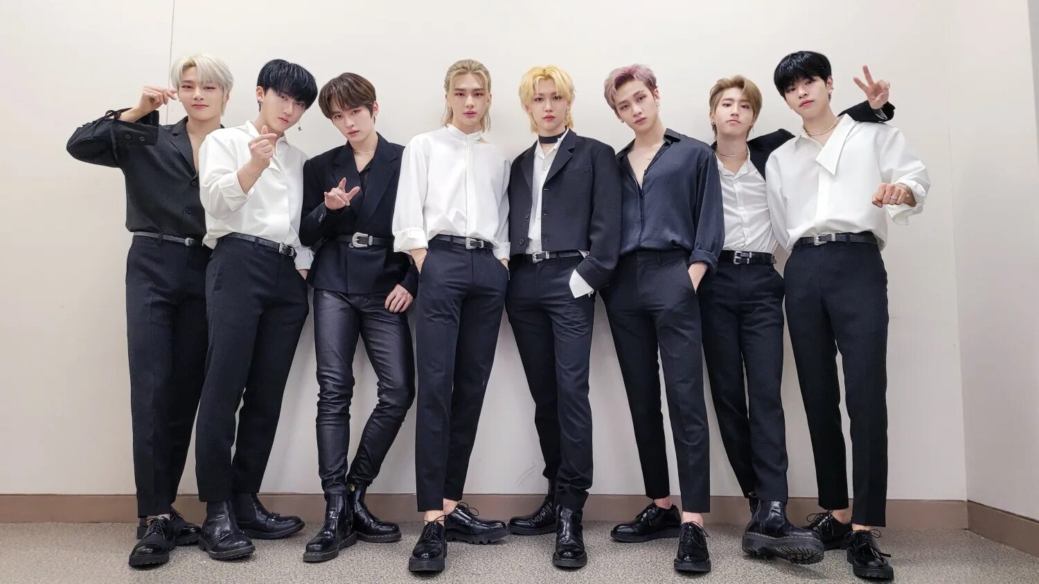 Новая мужская группа кпоп. Группа stray kids. группа stray kids 2025. корейская группа stray kids. кей поп stray kids.